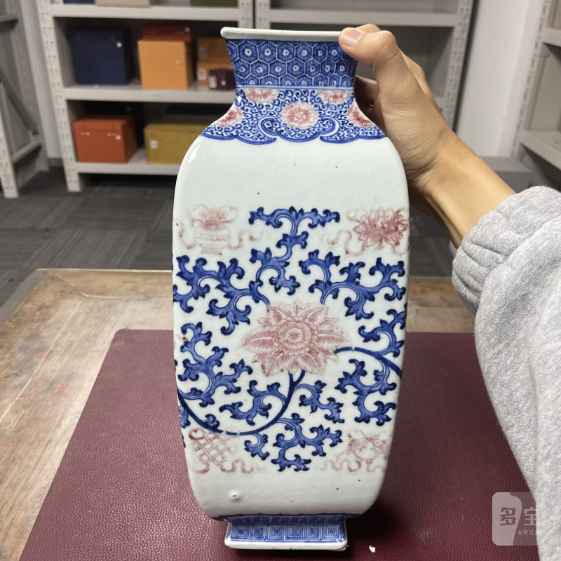 清乾隆 青花釉里红缠枝莲纹四方瓶 - 图8
